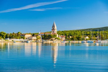 Hırvatistan 'ın Cres ve Losinj adaları arasındaki güzel eski Osor kasabası ön planda deniz manzarası