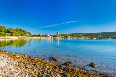 Hırvatistan 'ın Cres ve Losinj adaları arasındaki güzel eski Osor kasabası ön planda deniz manzarası