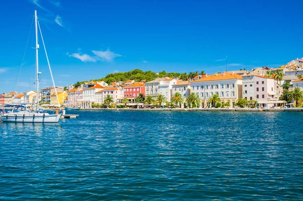 Hırvatistan 'ın Adriyatik kıyısındaki Losinj adasındaki Mali Losinj kasabasındaki liman bölgesi, güzel bir turistik durak.