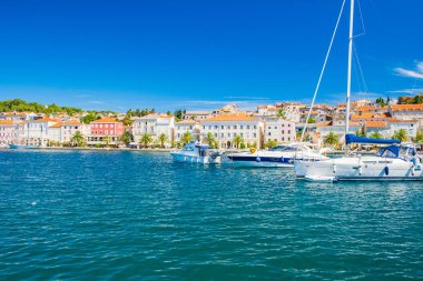 Hırvatistan 'ın Adriyatik kıyısındaki Losinj adasındaki Mali Losinj kasabasındaki liman ve sahil önü, turistik durak, güneşli yaz günü