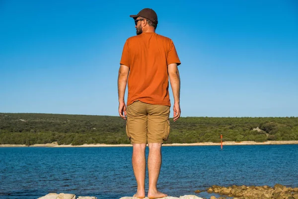Hombre Pantalones Carga Pie Orilla Del Mar Observando Superficie Isla — Foto de Stock