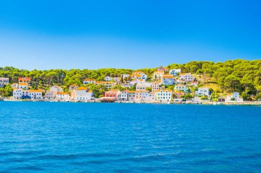 Hırvatistan 'ın Adriyatik kıyısındaki Losinj adasındaki Mali Losinj kasabasındaki liman ve sahil önü, turistik durak, güneşli yaz günü