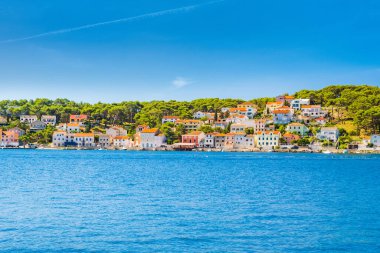 Hırvatistan 'ın Adriyatik kıyısındaki Losinj adasındaki Mali Losinj kasabasındaki liman ve sahil önü, turistik durak, güneşli yaz günü