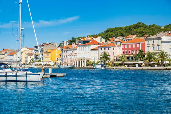 Hırvatistan 'ın Adriyatik kıyısındaki Losinj adasındaki Mali Losinj kasabasındaki deniz önü, turistik durak, güneşli yaz günü
