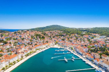 Hırvatistan 'ın Losinj adasındaki Mali Losinj kasabasının havadan görünüşü, Adriyatik kıyı şeridindeki liman ve yelkenli tekneleri