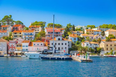 Hırvatistan 'ın Adriyatik kıyısındaki Losinj adasındaki Mali Losinj kasabası