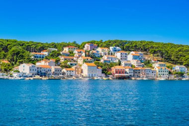 Hırvatistan 'ın Adriyatik kıyısındaki Losinj adasındaki Mali Losinj kasabası