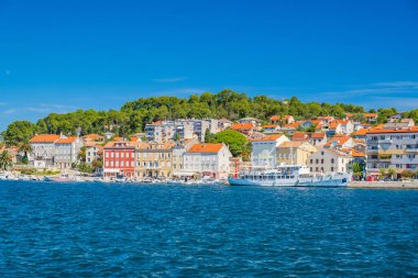 Hırvatistan 'ın Adriyatik kıyısındaki Losinj adasındaki Mali Losinj kasabasında deniz önü ve botlar