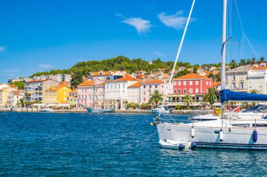 Hırvatistan 'ın Adriyatik kıyısındaki Losinj adasındaki Mali Losinj kasabasında deniz önü ve botlar 
