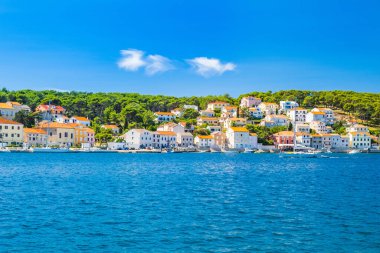 Hırvatistan 'ın Adriyatik kıyısındaki Losinj adasındaki Mali Losinj kasabasındaki deniz önü