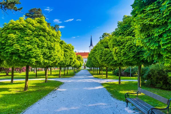 Kościół Park Miejski Miejscowości Koprivnica Regionie Podravina Chorwacji — Zdjęcie stockowe