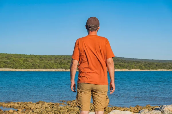 Hombre Pantalones Carga Pie Orilla Del Mar Observando Superficie Isla — Foto de Stock