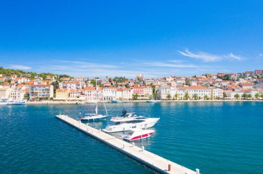 Hırvatistan 'ın Losinj adasındaki Mali Losinj kasabasındaki liman ve liman manzarası, Adriyatik kıyı şeridi