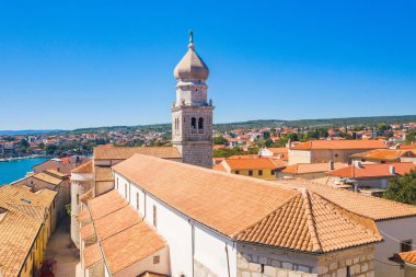 Hırvatistan 'ın eski Krk kasabasının panoramik manzarası, arka planda katedral kulesi ve deniz manzarası