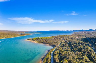 Losinj adasının insansız hava aracı görüntüsü, güzel Adriyatik kıyı şeridi, Kvarner körfezi, Hırvatistan, Avrupa.