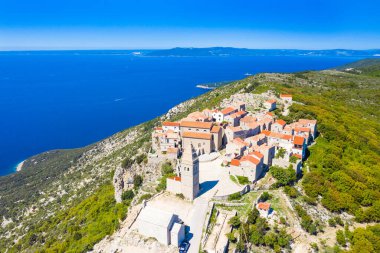 Yüksek uçurumlardaki küçük tarihi Lubenice kasabasının havadan görünüşü, Hırvatistan 'daki Cres adası, Adriyatik denizi arka planda