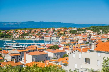 Hırvatistan 'ın Cres adasındaki eski Cres kasabası, güzel Adriyatik deniz manzarası