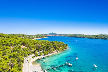 Arka planda Losinj adası, güzel Adriyatik kıyı şeridi ve Mali Losinj kasabasının insansız hava görüntüsü var. Kvarner Körfezi, Hırvatistan.
