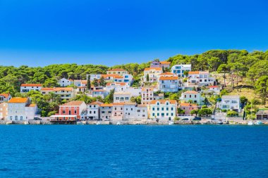 Hırvatistan 'ın Adriyatik kıyısındaki Losinj adasındaki Mali Losinj kasabasındaki deniz önü