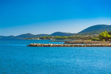 Arka planda Nerezine kasabası Losinj adasındaki güzel kıyı şeridi, Hırvatistan 'da Adriyatik denizi
