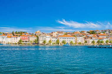 Hırvatistan 'ın Adriyatik kıyısındaki Losinj adasındaki Mali Losinj kasabasındaki liman kenti