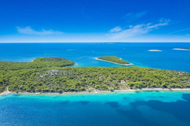 Losinj yakınlarındaki Koludarc adasının insansız hava görüntüsü, güzel Adriyatik kıyı şeridi, Kvarner körfezi, Hırvatistan ve Avrupa