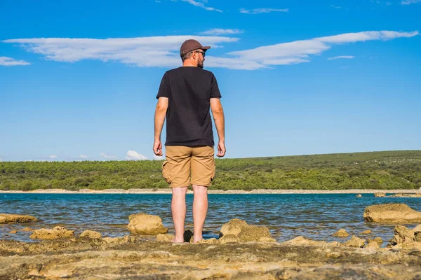 Hombre Pantalones Cortos Carga Observando Superficie Del Mar Isla Losinj — Foto de Stock