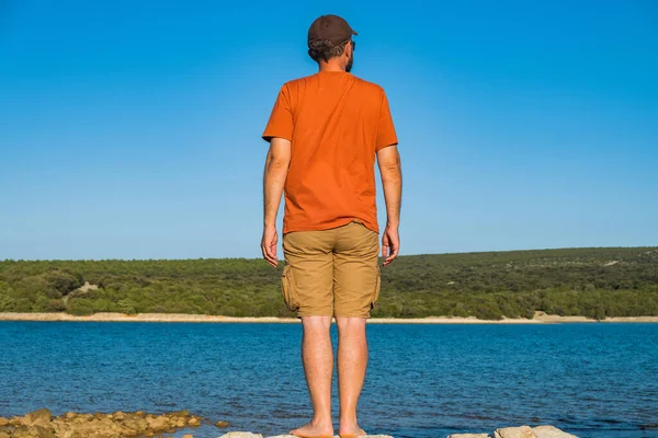 Hombre Pantalones Cortos Carga Observando Superficie Del Mar Isla Losinj — Foto de Stock