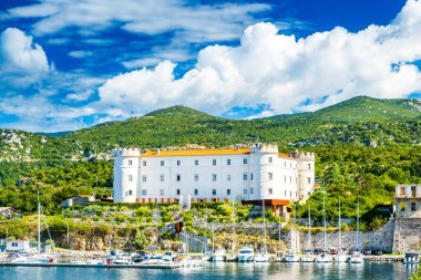 Hırvatistan 'ın Adriyatik kıyısındaki Kvarner körfezindeki Kraljevica kasabasındaki eski kale