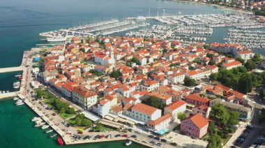 Hırvatistan 'ın Adriyatik kıyısındaki Biograd na Moru kentindeki turistik tatil beldelerinin hava manzarası