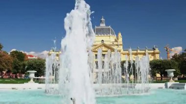  Zagrep, Hırvatistan, sanat pavyonu ve yaz günü parkta güzel çiçekler, renkli 19 yüzyıl mimarisi 