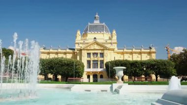  Zagrep, Hırvatistan, sanat pavyonu ve yaz günü parkta güzel çiçekler, renkli 19 yüzyıl mimarisi 