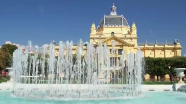  Zagrep, Hırvatistan, sanat pavyonu ve yaz günü parkta güzel çiçekler, renkli 19 yüzyıl mimarisi 