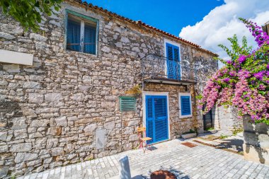 Hırvatistan 'ın Dalmaçya kentindeki Biograd na Moru kasabasında romantik sokaklar ve eski taş evler 