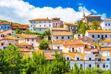 Adriyatik denizi, Hırvatistan 'ın Kvarner Körfezi' ndeki Bakar kasabasındaki renkli geleneksel evler