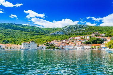 Adriyatik denizi, Hırvatistan 'ın Kvarner Körfezi' ndeki Bakar kasabasındaki renkli geleneksel evler