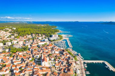 Hırvatistan 'ın Adriyatik kıyısındaki tarihi Biograd na Moru kentinin hava manzarası, popüler turizm beldesi.