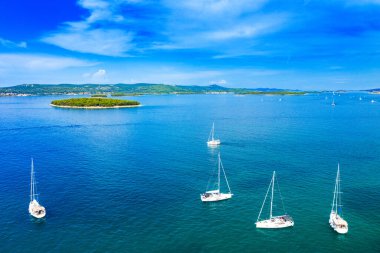 Hırvatistan 'daki inanılmaz Adriyatik denizi. Biograd na moru, Dalmaçya, Hırvatistan yakınlarındaki kanalda yat ve yelkenli manzarası.