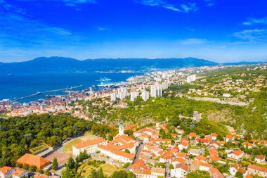 Arka planda Hırvatistan 'ın Rijeka kentindeki Trsat bölgesinin panoramik manzarası ve Adriyatik deniz manzarası
