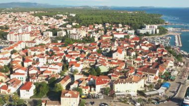 Hırvatistan 'ın Adriyatik kıyısındaki Biograd na Moru adlı turistik kentin hava manzarası, popüler turizm beldesi.