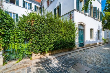 Hırvatistan 'ın Zagreb kentindeki eski sokak ve sarmaşık kaplı binalar