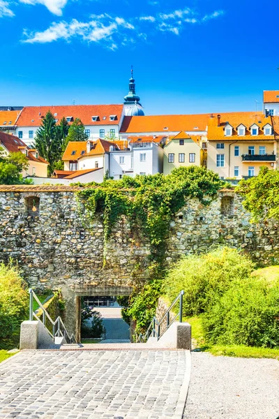 Hırvatistan 'ın Zagreb kentinin yukarısında, Opatovina ile Tkalciceva caddesi arasındaki taş kapının manzarası