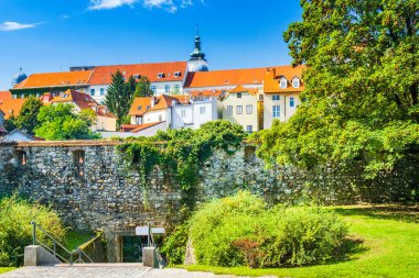 Hırvatistan 'ın Zagreb kentinin yukarısında, Opatovina ile Tkalciceva caddesi arasındaki taş kapının manzarası