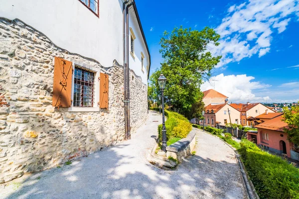 Hırvatistan 'ın başkenti Zagreb' in Yukarı kasabasında park yolu 