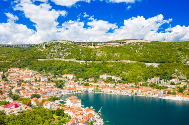 Hırvatistan 'ın Adriyatik kıyısındaki Kvarner körfezindeki eski Bakar kentinin hava manzarası