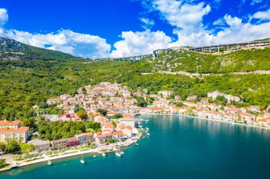 Hırvatistan 'ın Adriyatik kıyısındaki Kvarner körfezindeki eski Bakar kentinin hava manzarası