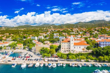 Hırvatistan 'ın Adriyatik kıyısındaki Kvarner körfezindeki Kraljevica kentinin hava manzarası 