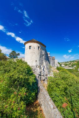 Hırvatistan 'ın Rijeka kentindeki eski ortaçağ Trsat kalesinin taş duvarları