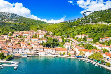 Hırvatistan 'ın Adriyatik kıyısındaki Kvarner körfezindeki eski Bakar kentinin hava manzarası