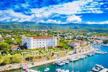 Hırvatistan 'ın Adriyatik kıyısındaki Kvarner körfezindeki Kraljevica kasabasındaki eski Frankopan şatosu